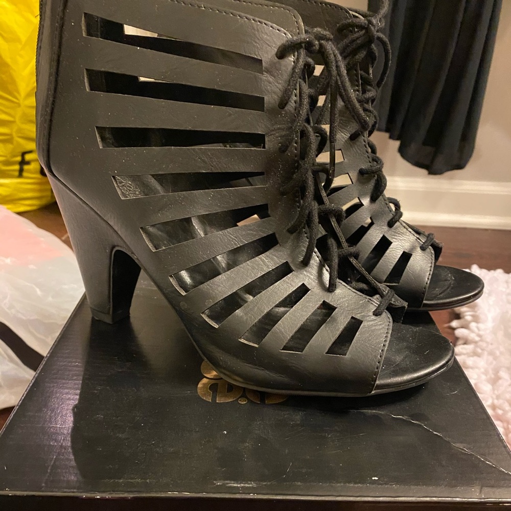 Cage sandals with tie laces